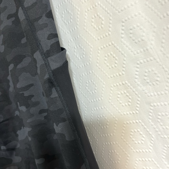 Fabletics on the go high-waisted pocket Capri Grey Camo - Picture 12 of 12
